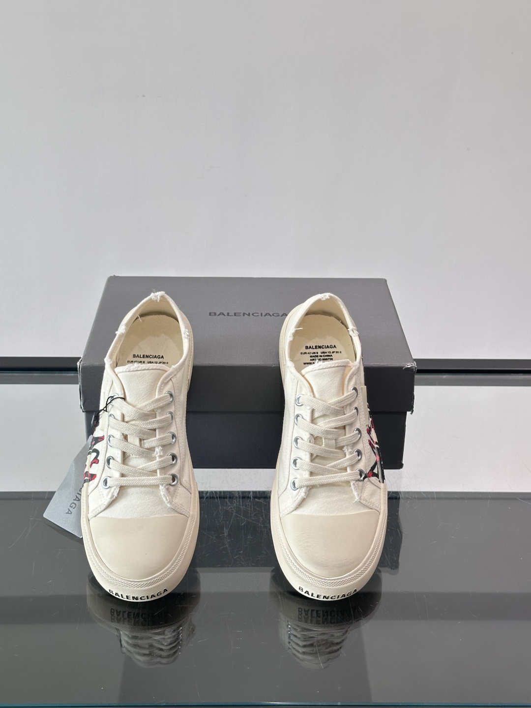 Balenciaga巴黎世家这款低帮帆布板鞋，鞋身搭配红黑涂鸦logo，街头感十足！鞋面是帆布材质，橡胶