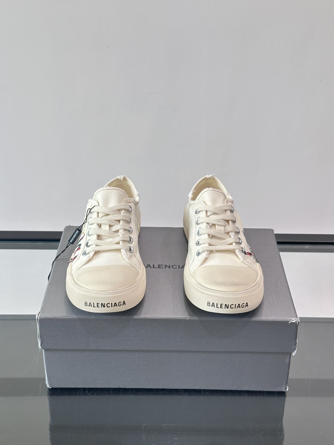 Balenciaga巴黎世家这款低帮帆布板鞋，鞋身搭配红黑涂鸦logo，街头感十足！鞋面是帆布材质，橡胶