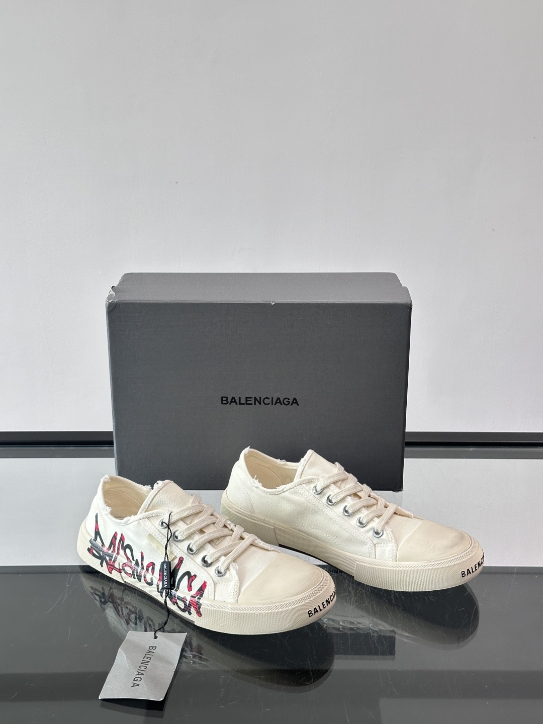 Balenciaga巴黎世家这款低帮帆布板鞋，鞋身搭配红黑涂鸦logo，街头感十足！鞋面是帆布材质，橡胶