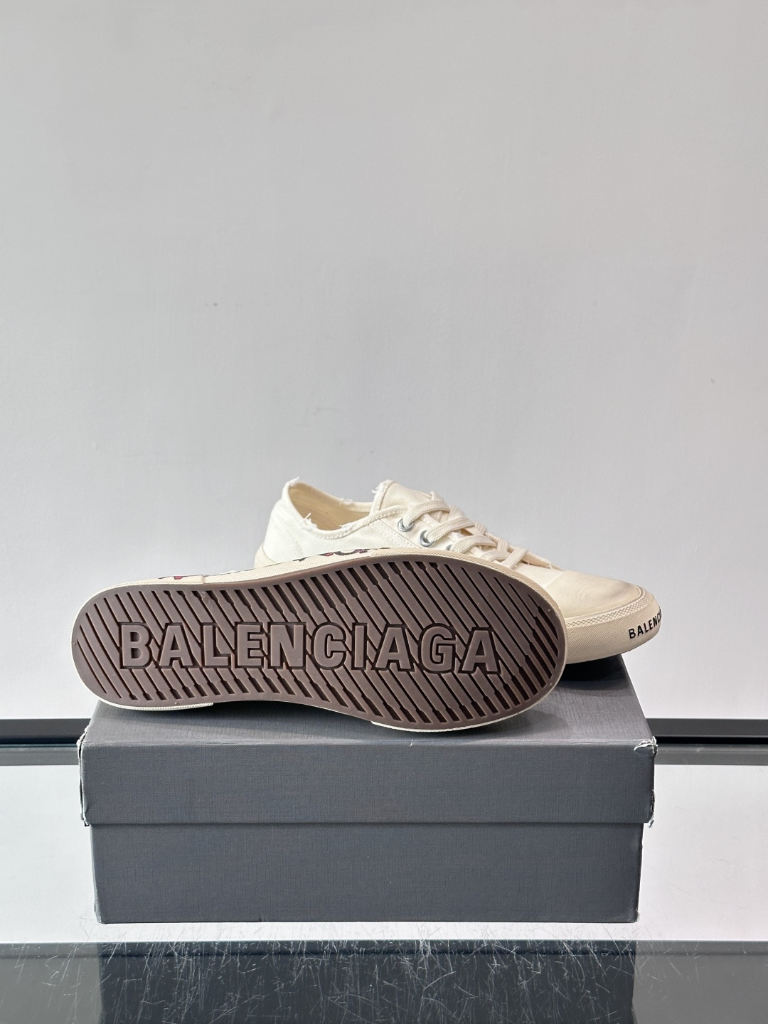 Balenciaga巴黎世家这款低帮帆布板鞋，鞋身搭配红黑涂鸦logo，街头感十足！鞋面是帆布材质，橡胶