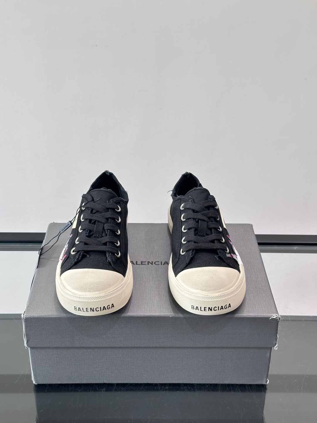 Balenciaga巴黎世家这款低帮帆布板鞋，鞋身搭配红黑涂鸦logo，街头感十足！鞋面是帆布材质，橡胶