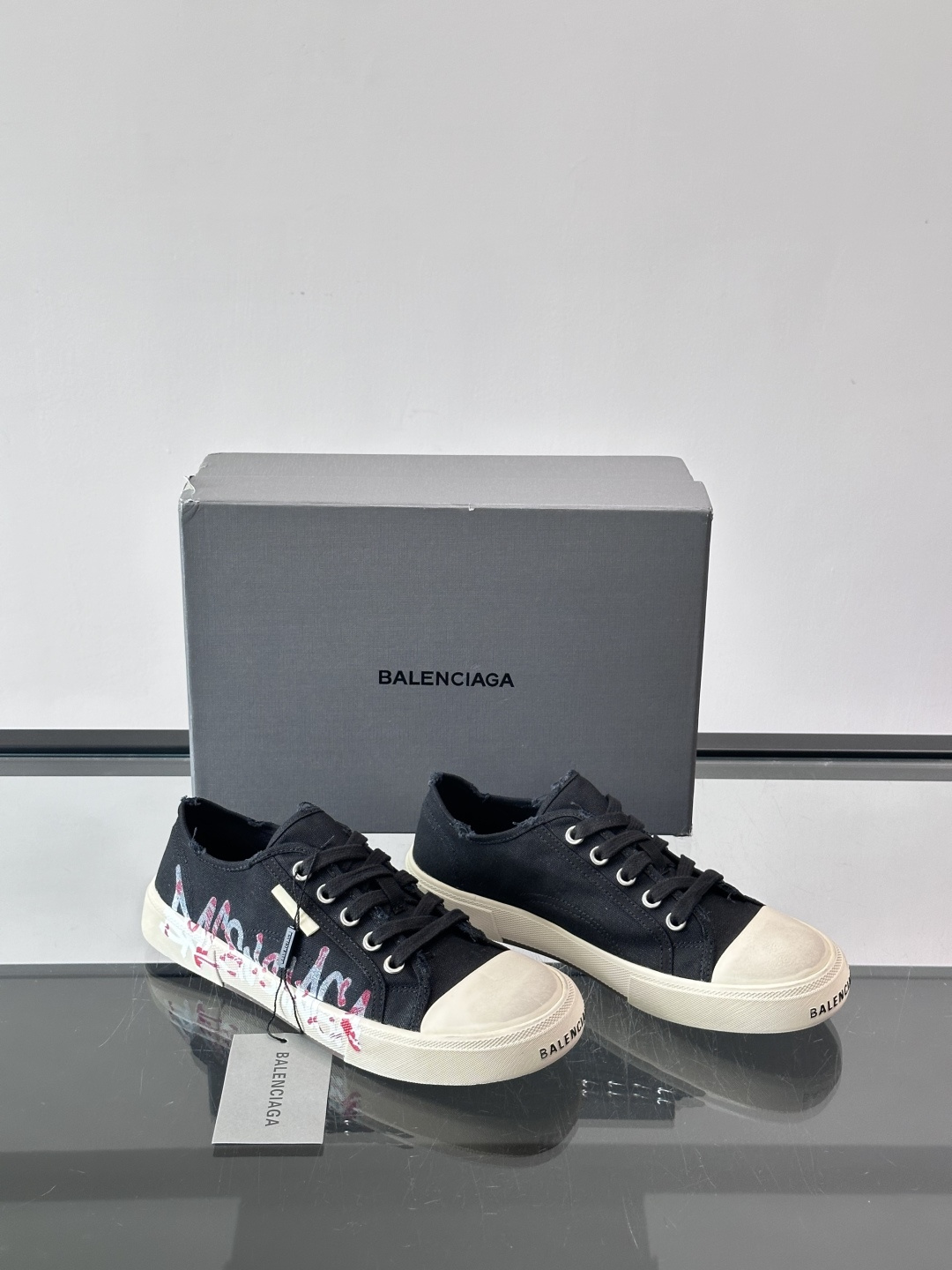 Balenciaga巴黎世家这款低帮帆布板鞋，鞋身搭配红黑涂鸦logo，街头感十足！鞋面是帆布材质，橡胶