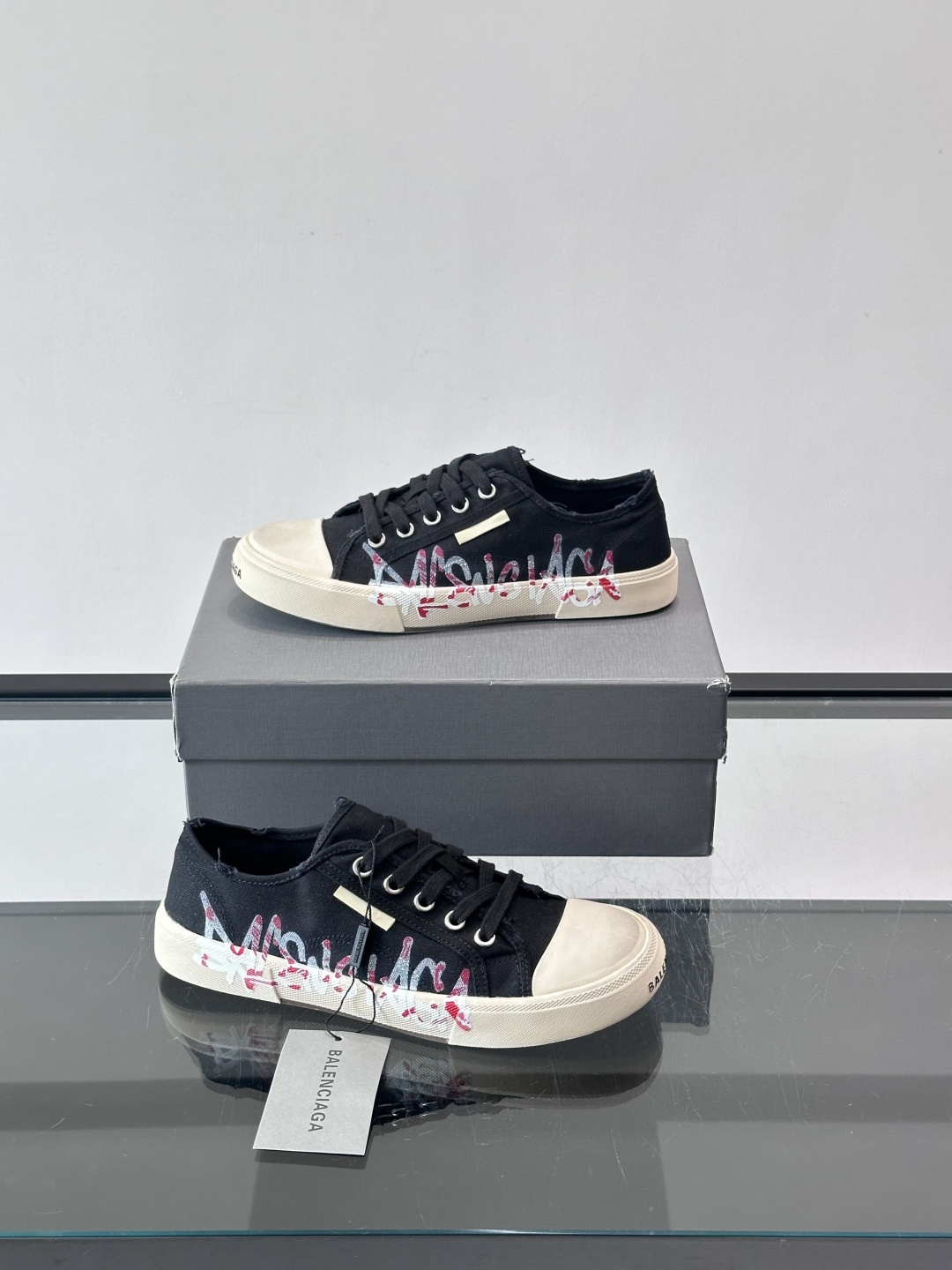Balenciaga巴黎世家这款低帮帆布板鞋，鞋身搭配红黑涂鸦logo，街头感十足！鞋面是帆布材质，橡胶
