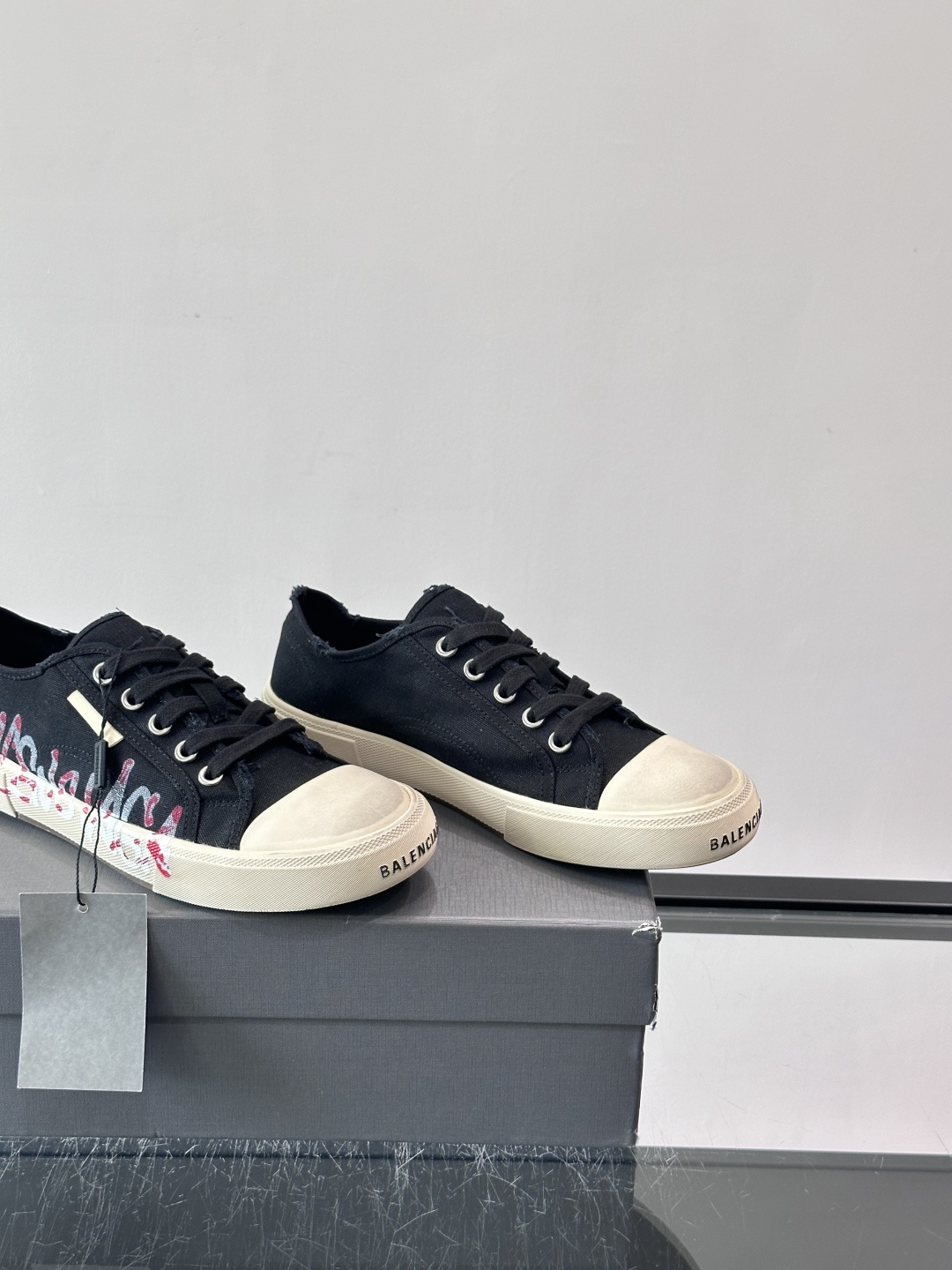 Balenciaga巴黎世家这款低帮帆布板鞋，鞋身搭配红黑涂鸦logo，街头感十足！鞋面是帆布材质，橡胶