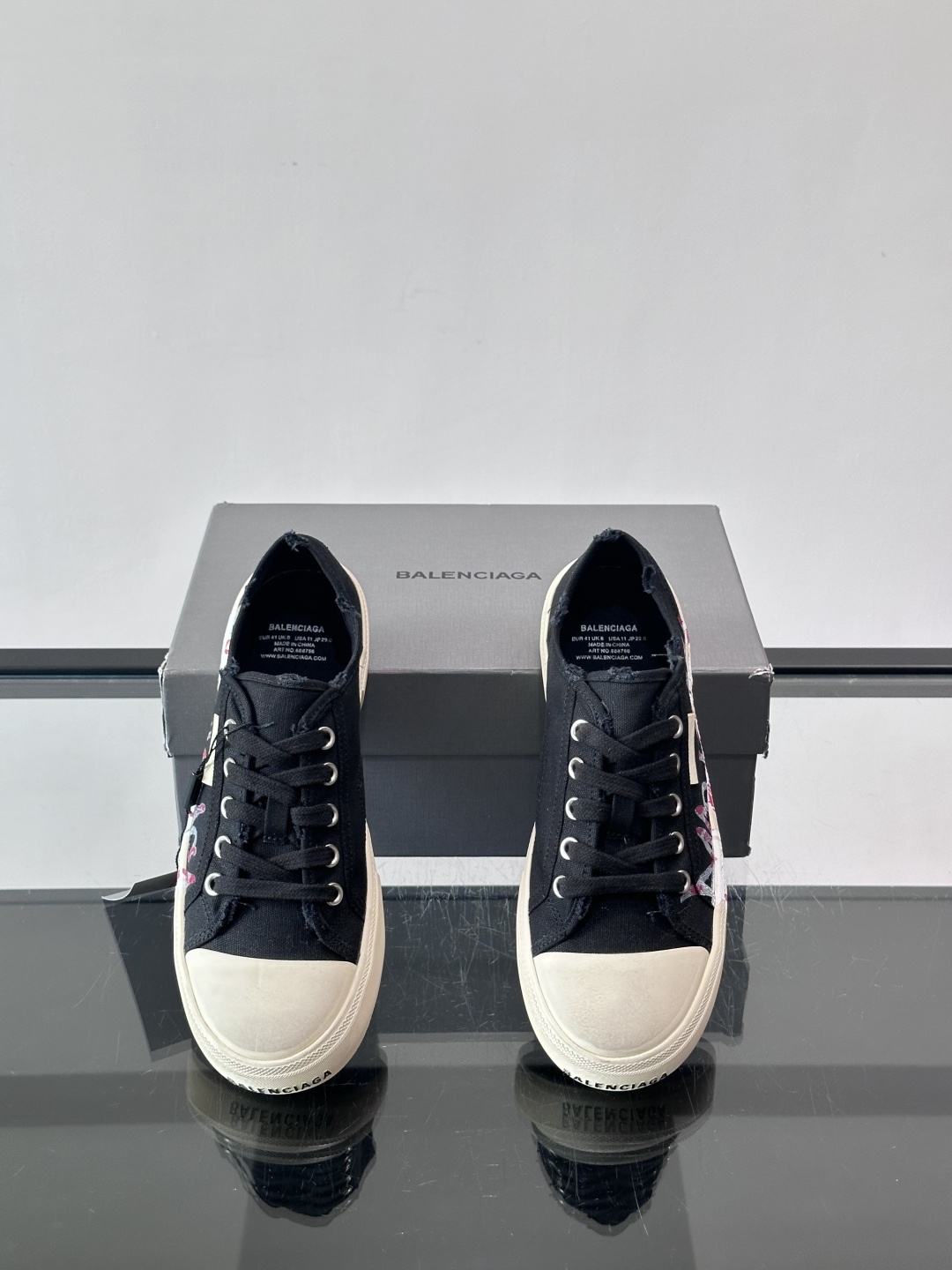 Balenciaga巴黎世家这款低帮帆布板鞋，鞋身搭配红黑涂鸦logo，街头感十足！鞋面是帆布材质，橡胶