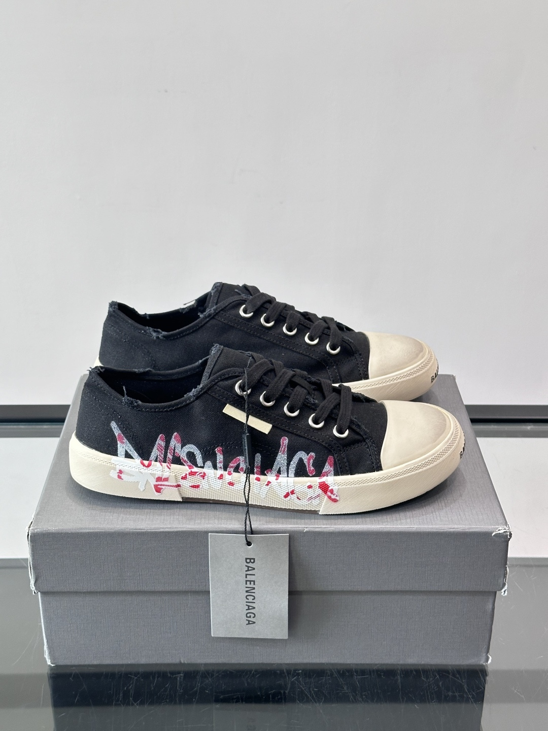 Balenciaga巴黎世家这款低帮帆布板鞋，鞋身搭配红黑涂鸦logo，街头感十足！鞋面是帆布材质，橡胶