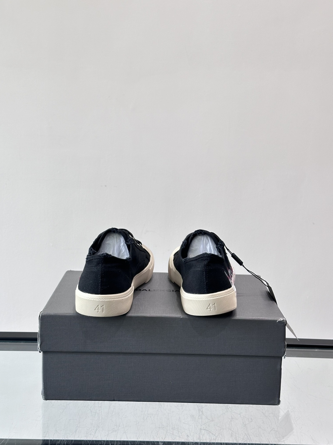 Balenciaga巴黎世家这款低帮帆布板鞋，鞋身搭配红黑涂鸦logo，街头感十足！鞋面是帆布材质，橡胶