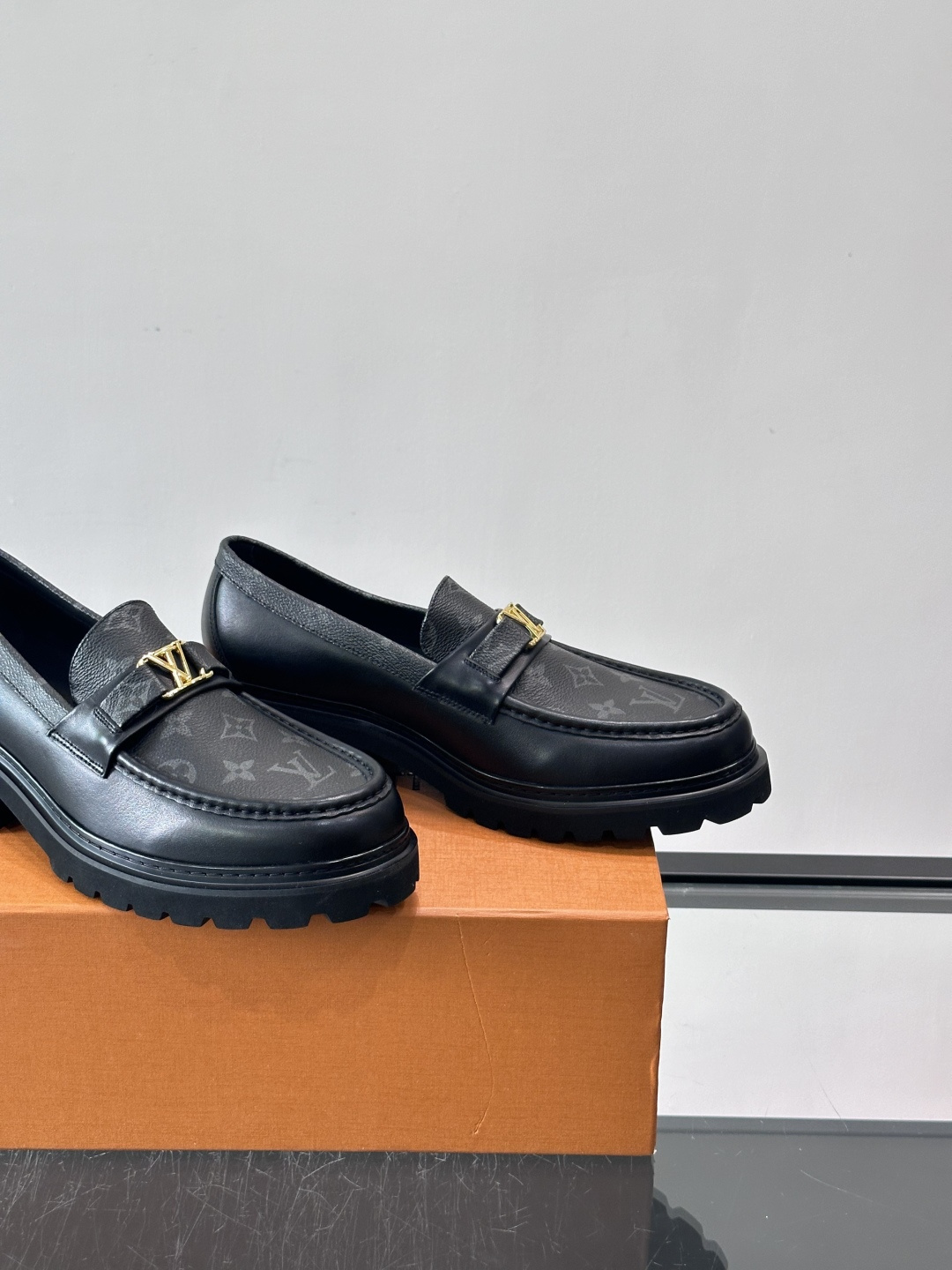 Lv驴家新款皮鞋出货，lv标识点缀鞋身，皮革饰带点缀LV金属徽标饰扣，搭配光滑小牛皮革饰边，搭配饰有 M