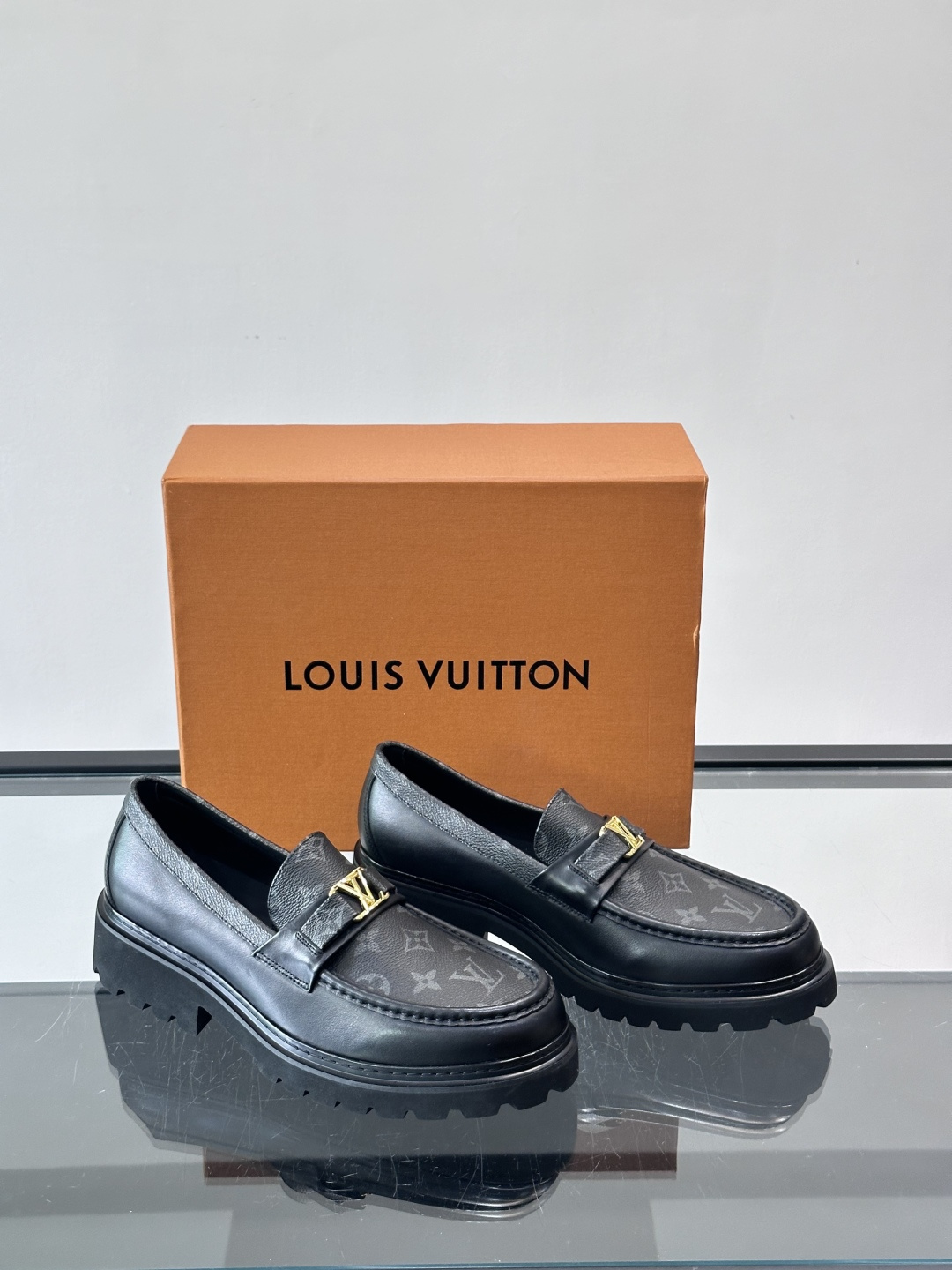 Lv驴家新款皮鞋出货，lv标识点缀鞋身，皮革饰带点缀LV金属徽标饰扣，搭配光滑小牛皮革饰边，搭配饰有 M