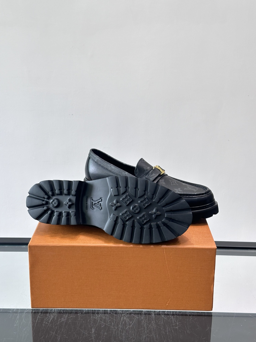 Lv驴家新款皮鞋出货，lv标识点缀鞋身，皮革饰带点缀LV金属徽标饰扣，搭配光滑小牛皮革饰边，搭配饰有 M