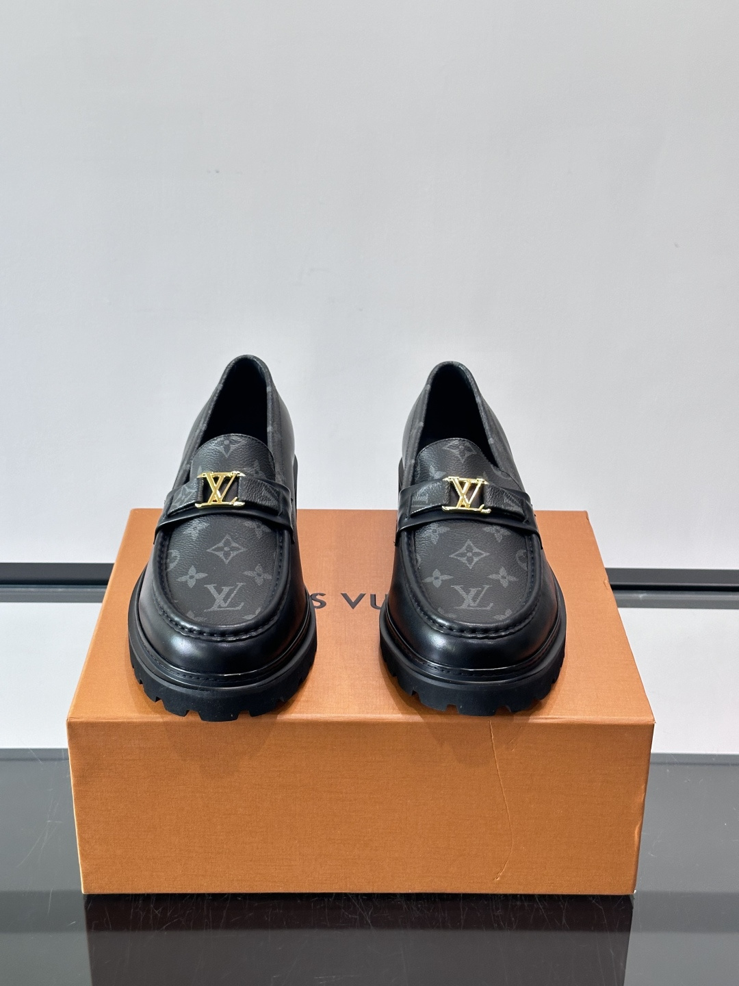 Lv驴家新款皮鞋出货，lv标识点缀鞋身，皮革饰带点缀LV金属徽标饰扣，搭配光滑小牛皮革饰边，搭配饰有 M