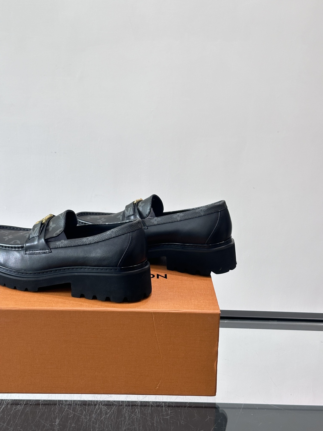 Lv驴家新款皮鞋出货，lv标识点缀鞋身，皮革饰带点缀LV金属徽标饰扣，搭配光滑小牛皮革饰边，搭配饰有 M