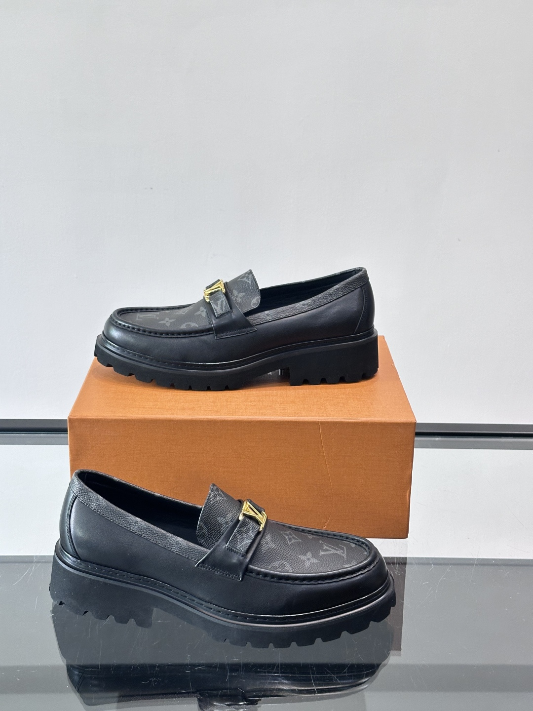 Lv驴家新款皮鞋出货，lv标识点缀鞋身，皮革饰带点缀LV金属徽标饰扣，搭配光滑小牛皮革饰边，搭配饰有 M