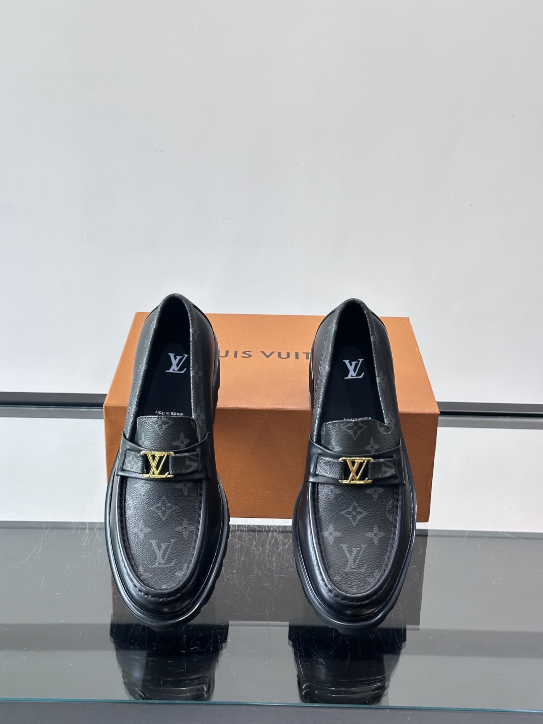 Lv驴家新款皮鞋出货，lv标识点缀鞋身，皮革饰带点缀LV金属徽标饰扣，搭配光滑小牛皮革饰边，搭配饰有 M