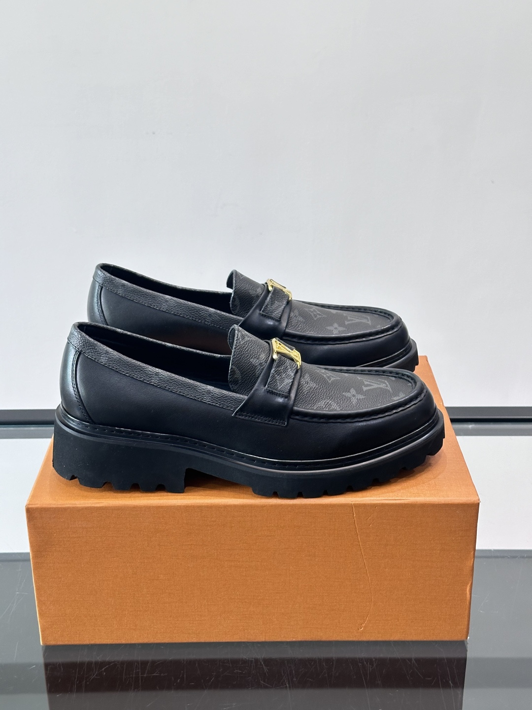 Lv驴家新款皮鞋出货，lv标识点缀鞋身，皮革饰带点缀LV金属徽标饰扣，搭配光滑小牛皮革饰边，搭配饰有 M