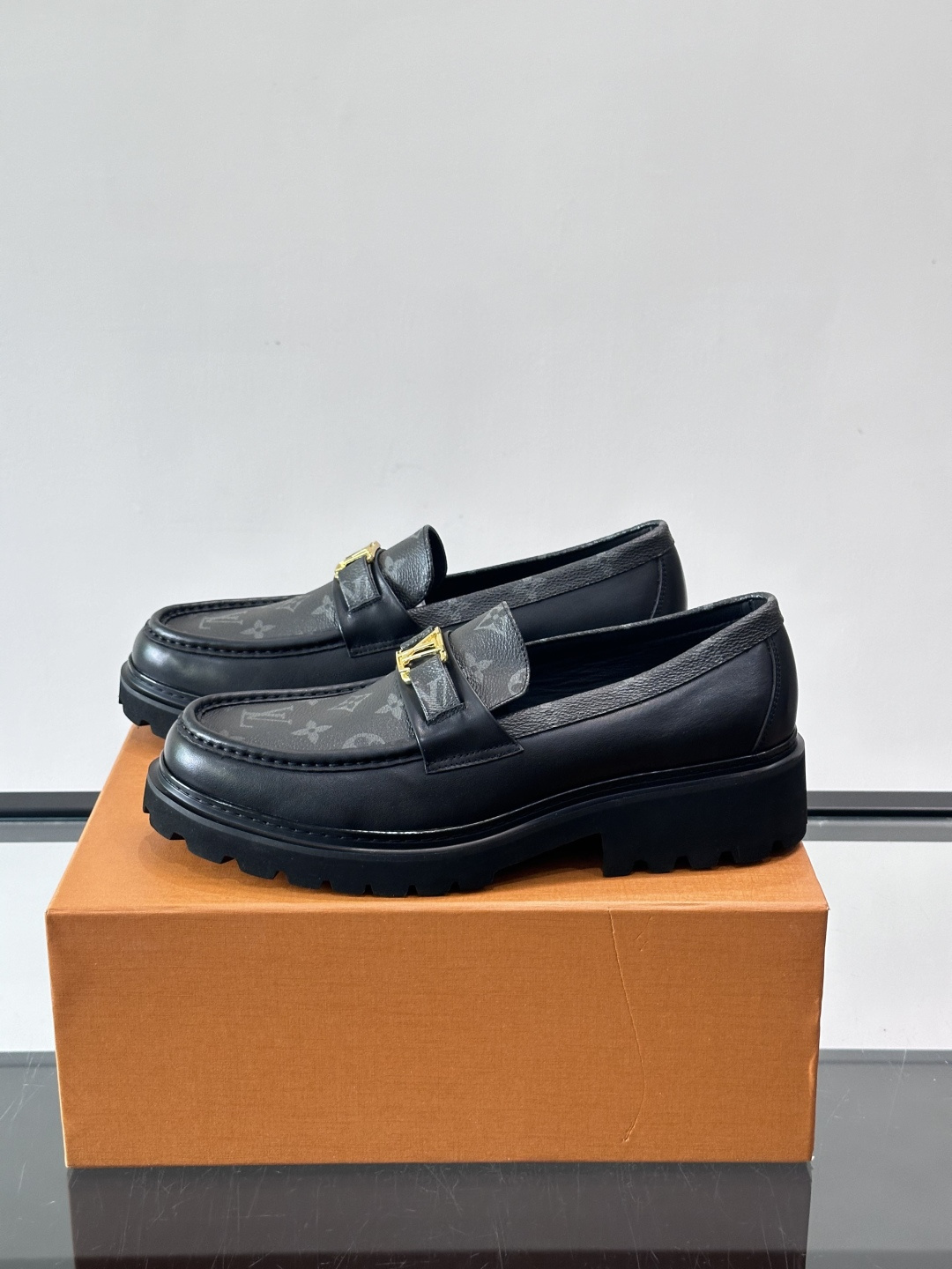 Lv驴家新款皮鞋出货，lv标识点缀鞋身，皮革饰带点缀LV金属徽标饰扣，搭配光滑小牛皮革饰边，搭配饰有 M