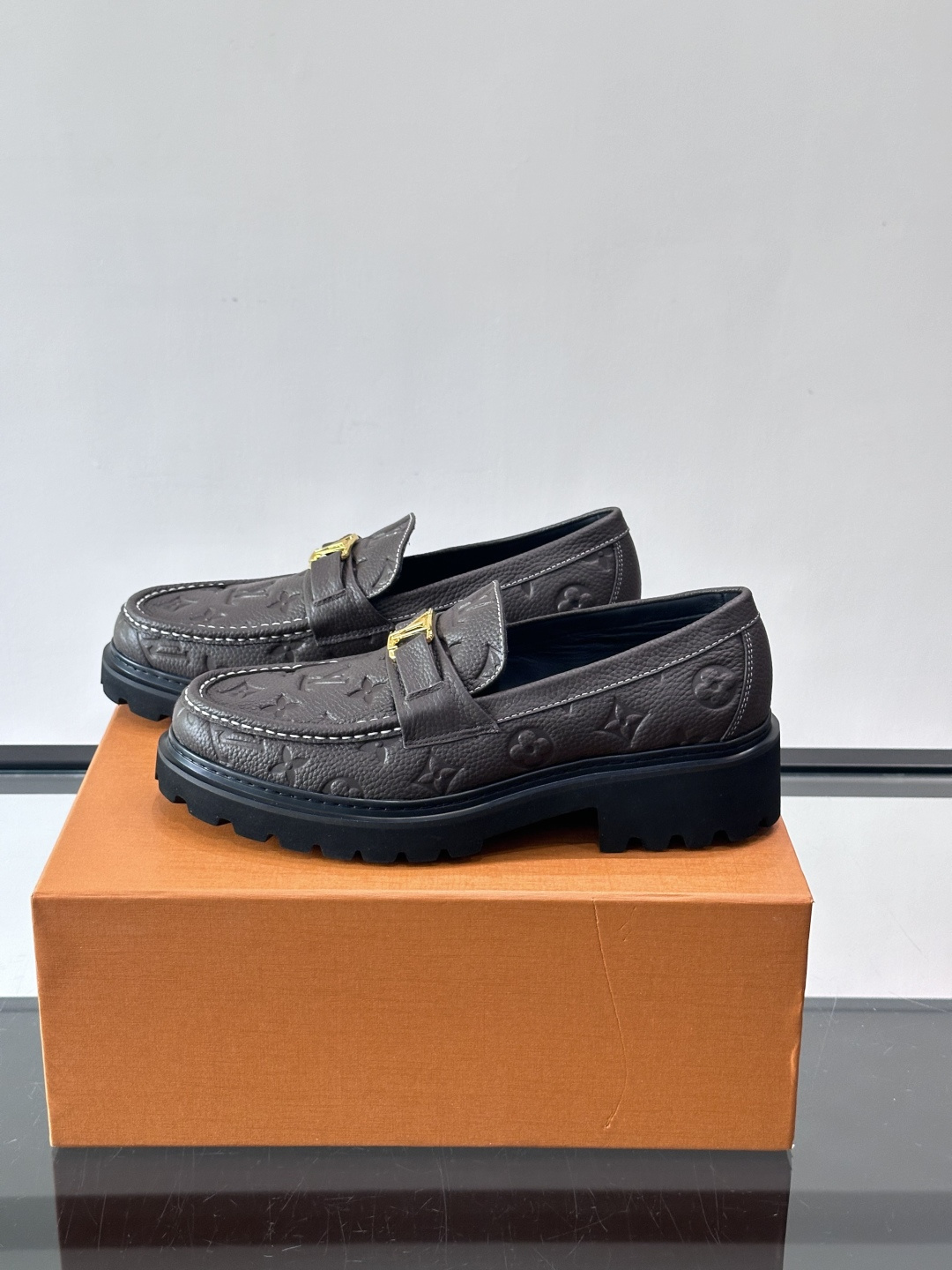 Lv驴家新款皮鞋出货，lv标识点缀鞋身，皮革饰带点缀LV金属徽标饰扣，搭配光滑小牛皮革饰边，搭配饰有 M