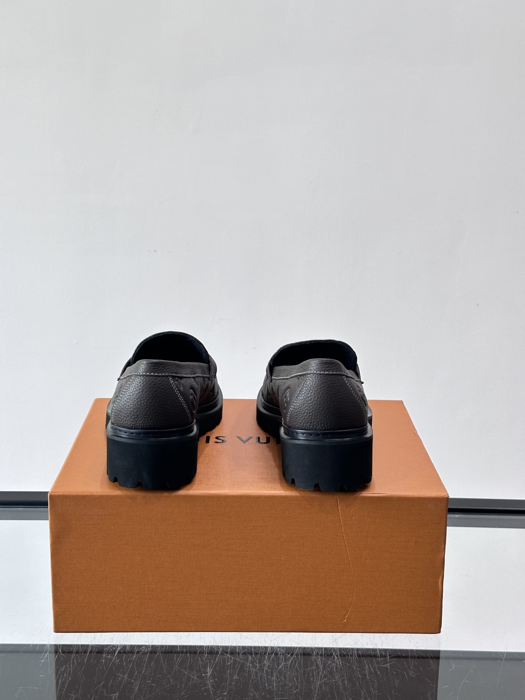 Lv驴家新款皮鞋出货，lv标识点缀鞋身，皮革饰带点缀LV金属徽标饰扣，搭配光滑小牛皮革饰边，搭配饰有 M