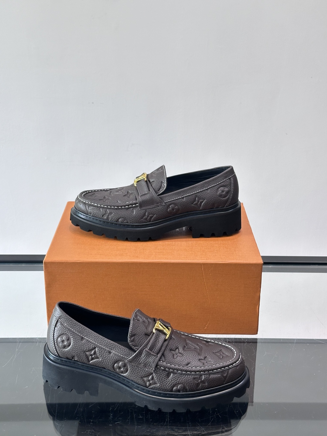 Lv驴家新款皮鞋出货，lv标识点缀鞋身，皮革饰带点缀LV金属徽标饰扣，搭配光滑小牛皮革饰边，搭配饰有 M