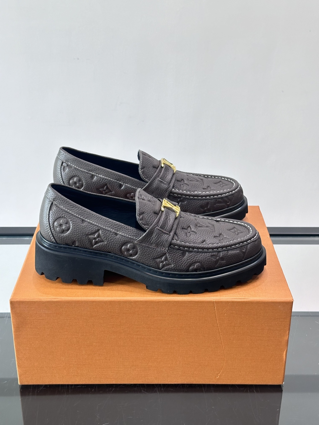 Lv驴家新款皮鞋出货，lv标识点缀鞋身，皮革饰带点缀LV金属徽标饰扣，搭配光滑小牛皮革饰边，搭配饰有 M