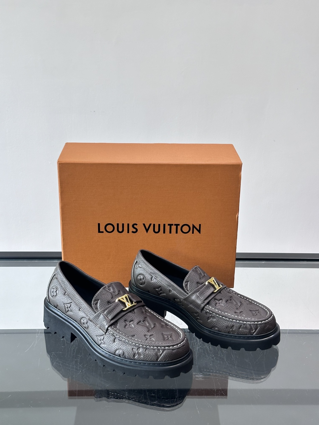 Lv驴家新款皮鞋出货，lv标识点缀鞋身，皮革饰带点缀LV金属徽标饰扣，搭配光滑小牛皮革饰边，搭配饰有 M