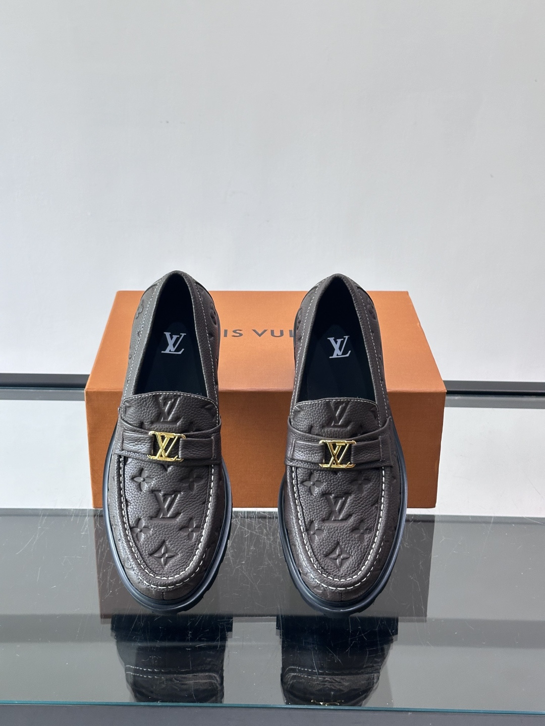 Lv驴家新款皮鞋出货，lv标识点缀鞋身，皮革饰带点缀LV金属徽标饰扣，搭配光滑小牛皮革饰边，搭配饰有 M