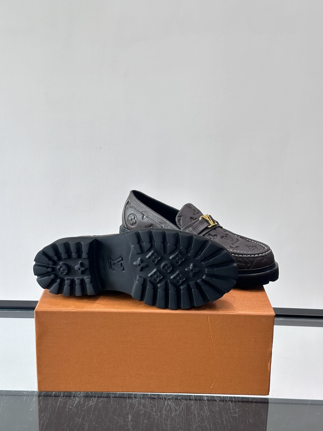 Lv驴家新款皮鞋出货，lv标识点缀鞋身，皮革饰带点缀LV金属徽标饰扣，搭配光滑小牛皮革饰边，搭配饰有 M