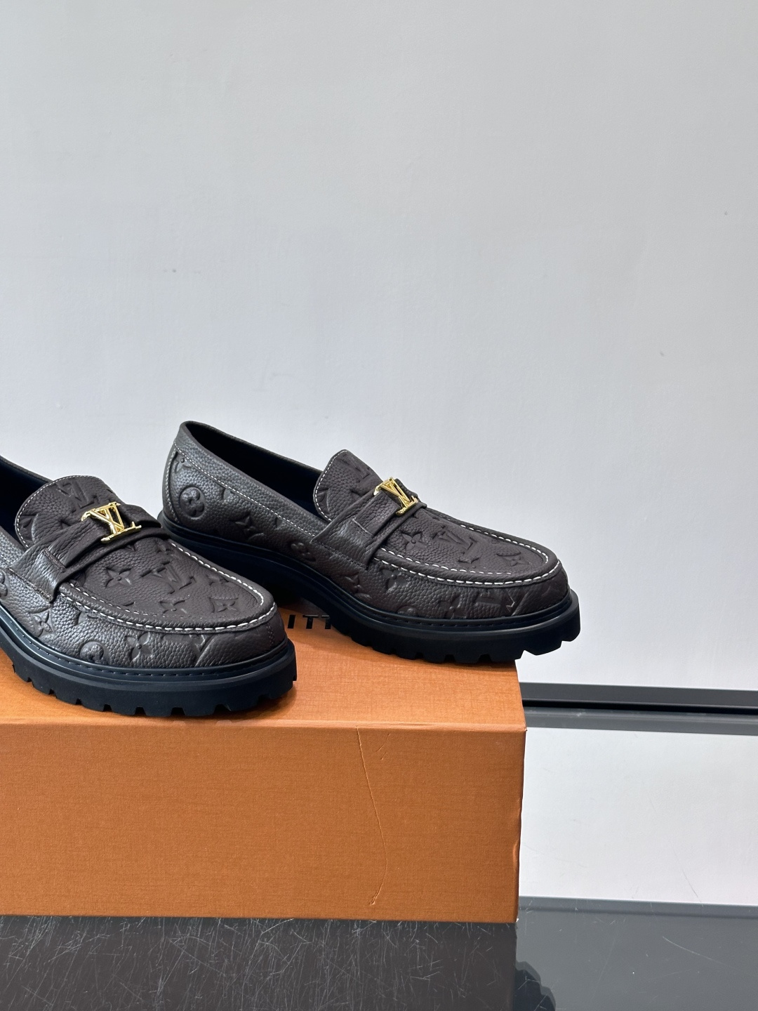 Lv驴家新款皮鞋出货，lv标识点缀鞋身，皮革饰带点缀LV金属徽标饰扣，搭配光滑小牛皮革饰边，搭配饰有 M