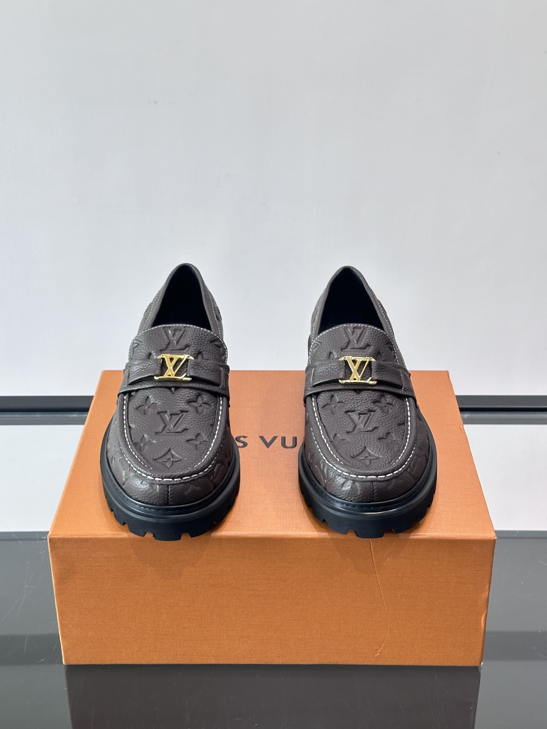 Lv驴家新款皮鞋出货，lv标识点缀鞋身，皮革饰带点缀LV金属徽标饰扣，搭配光滑小牛皮革饰边，搭配饰有 M