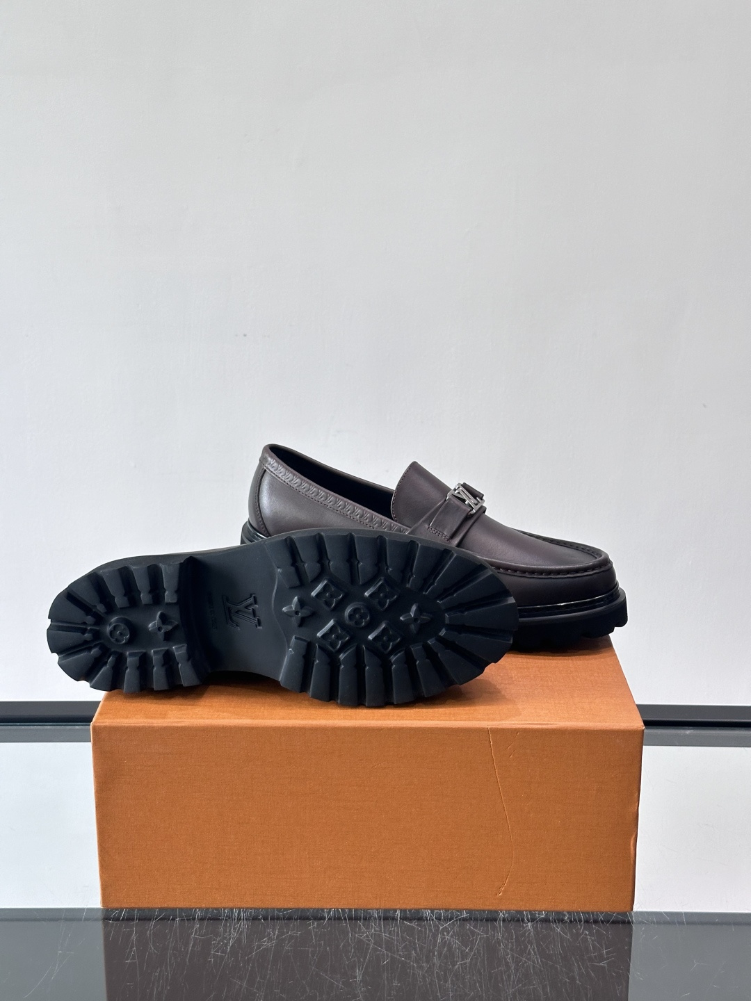 Lv驴家新款皮鞋出货，lv标识点缀鞋身，皮革饰带点缀LV金属徽标饰扣，搭配光滑小牛皮革饰边，搭配饰有 M