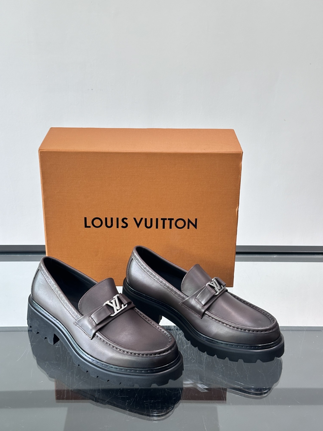 Lv驴家新款皮鞋出货，lv标识点缀鞋身，皮革饰带点缀LV金属徽标饰扣，搭配光滑小牛皮革饰边，搭配饰有 M
