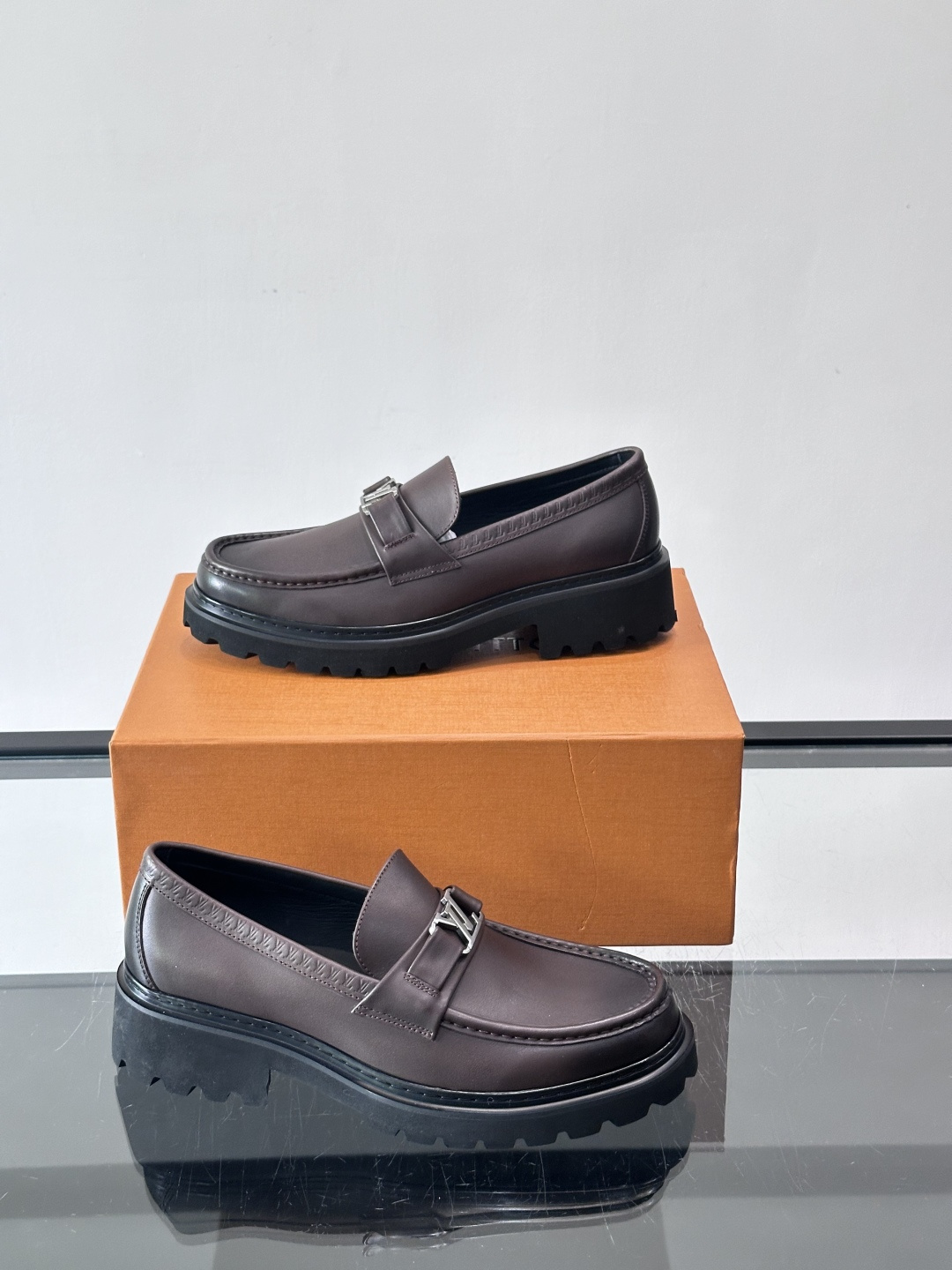 Lv驴家新款皮鞋出货，lv标识点缀鞋身，皮革饰带点缀LV金属徽标饰扣，搭配光滑小牛皮革饰边，搭配饰有 M