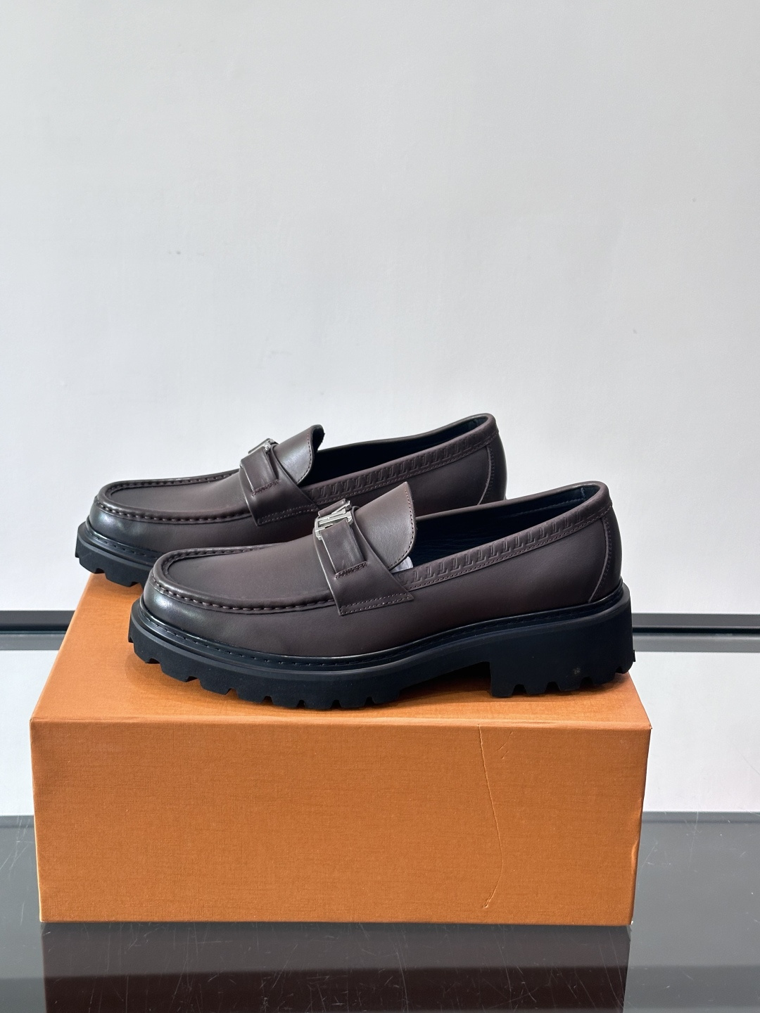 Lv驴家新款皮鞋出货，lv标识点缀鞋身，皮革饰带点缀LV金属徽标饰扣，搭配光滑小牛皮革饰边，搭配饰有 M