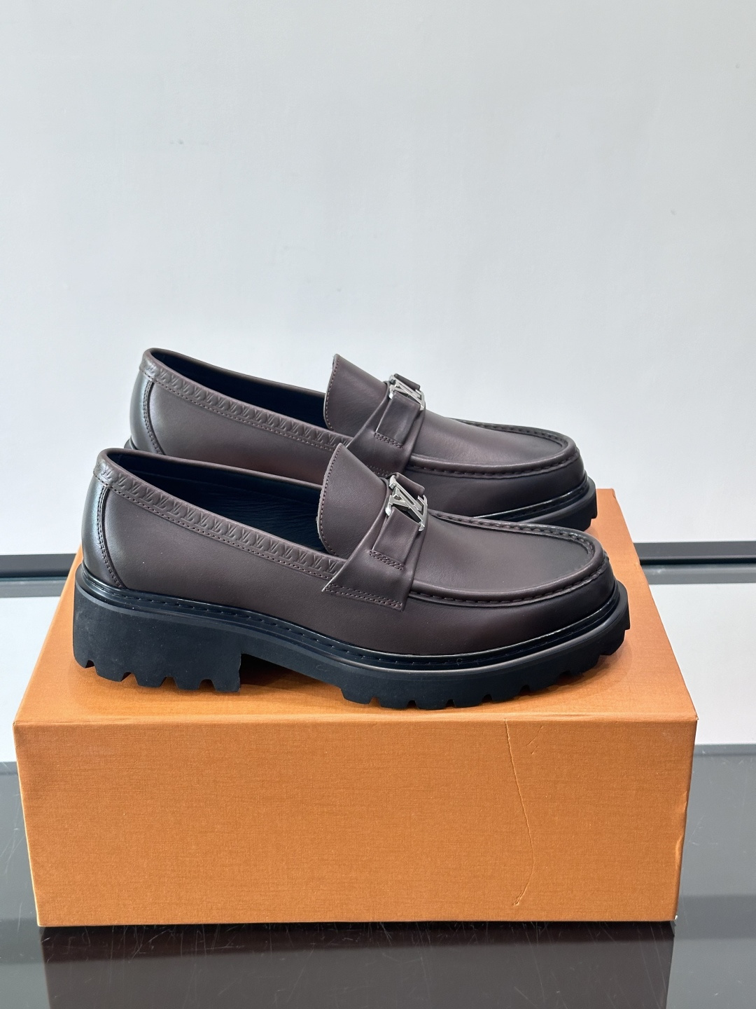 Lv驴家新款皮鞋出货，lv标识点缀鞋身，皮革饰带点缀LV金属徽标饰扣，搭配光滑小牛皮革饰边，搭配饰有 M