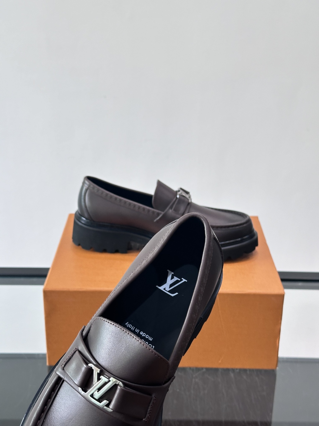 Lv驴家新款皮鞋出货，lv标识点缀鞋身，皮革饰带点缀LV金属徽标饰扣，搭配光滑小牛皮革饰边，搭配饰有 M