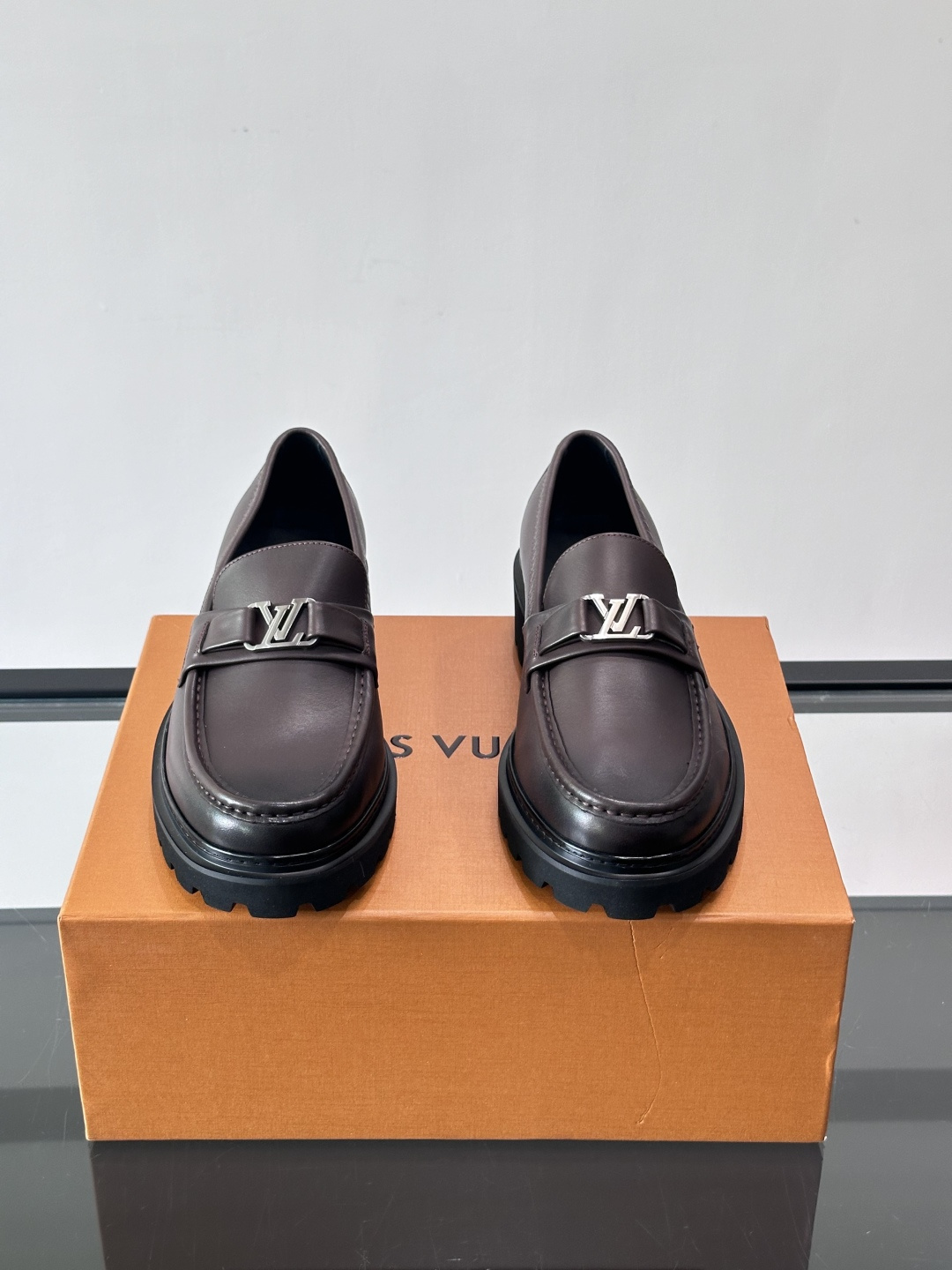 Lv驴家新款皮鞋出货，lv标识点缀鞋身，皮革饰带点缀LV金属徽标饰扣，搭配光滑小牛皮革饰边，搭配饰有 M