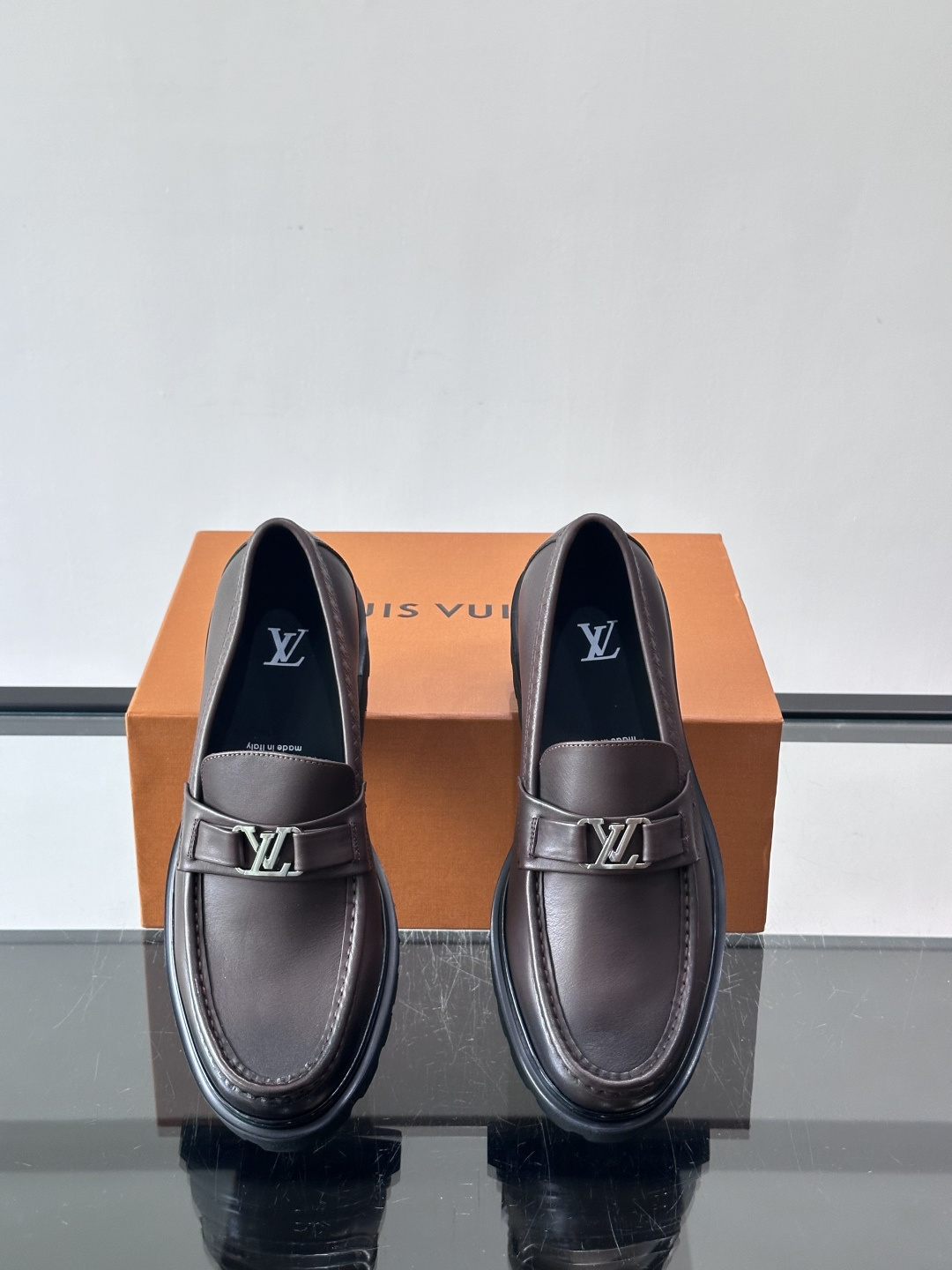 Lv驴家新款皮鞋出货，lv标识点缀鞋身，皮革饰带点缀LV金属徽标饰扣，搭配光滑小牛皮革饰边，搭配饰有 M