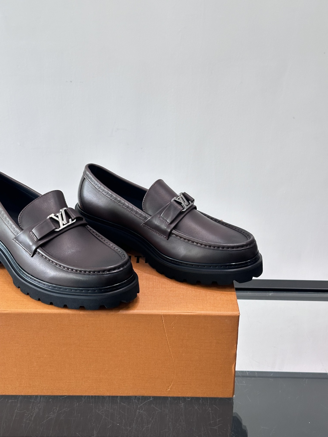 Lv驴家新款皮鞋出货，lv标识点缀鞋身，皮革饰带点缀LV金属徽标饰扣，搭配光滑小牛皮革饰边，搭配饰有 M