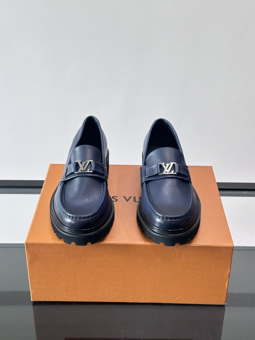Lv驴家新款皮鞋出货，lv标识点缀鞋身，皮革饰带点缀LV金属徽标饰扣，搭配光滑小牛皮革饰边，搭配饰有 M