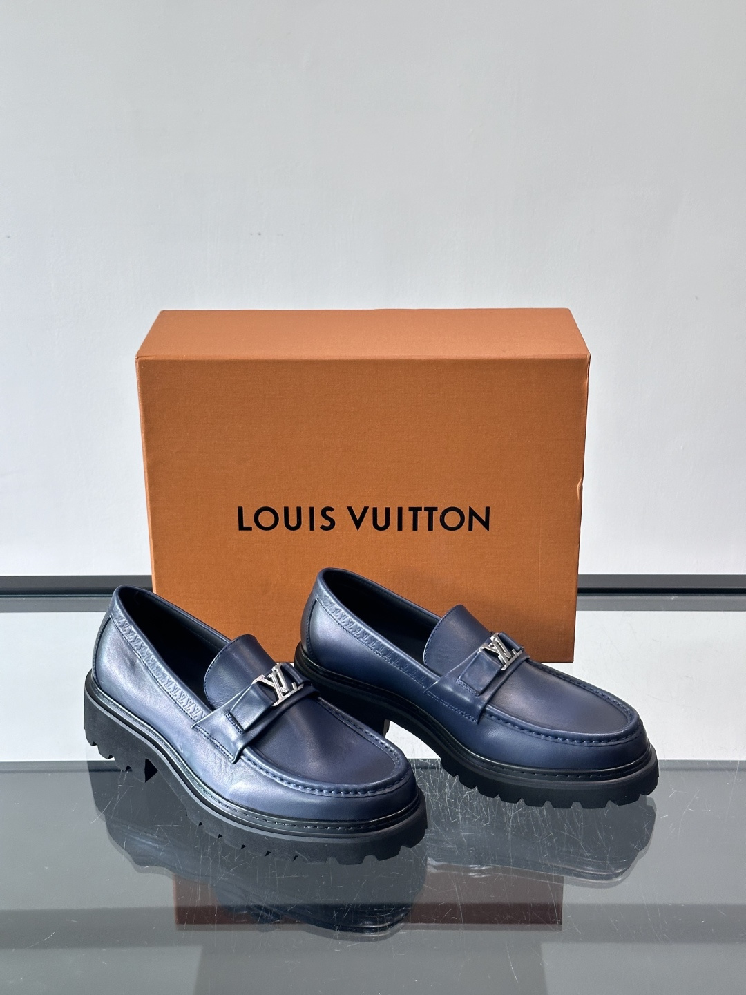 Lv驴家新款皮鞋出货，lv标识点缀鞋身，皮革饰带点缀LV金属徽标饰扣，搭配光滑小牛皮革饰边，搭配饰有 M