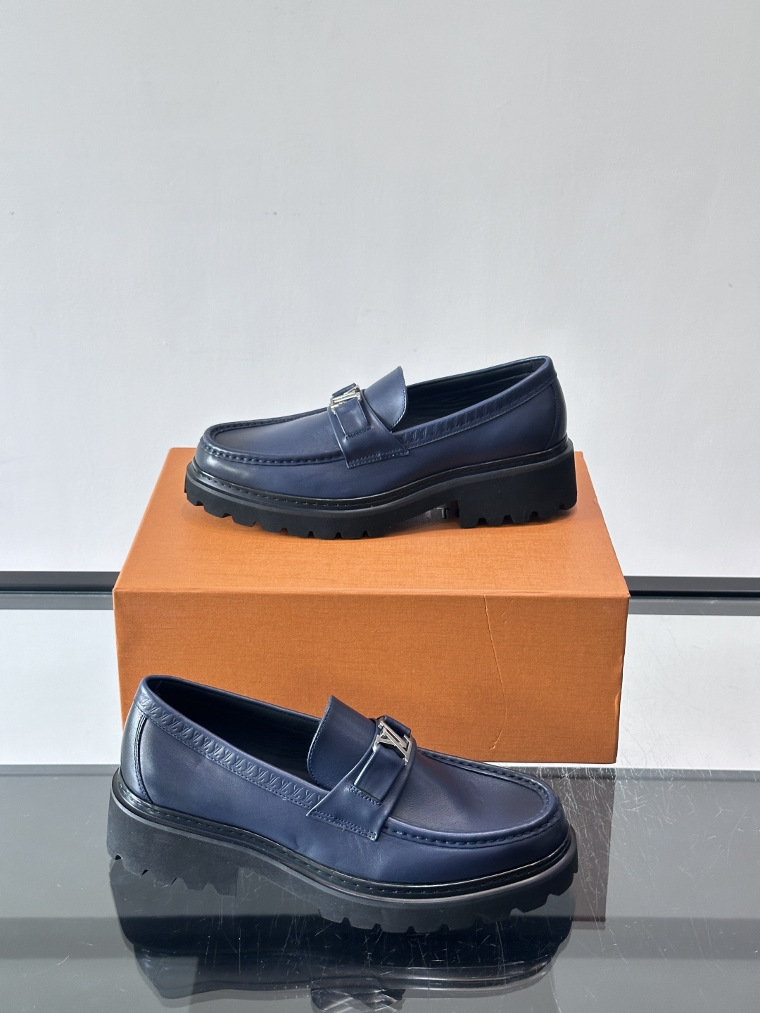 Lv驴家新款皮鞋出货，lv标识点缀鞋身，皮革饰带点缀LV金属徽标饰扣，搭配光滑小牛皮革饰边，搭配饰有 M