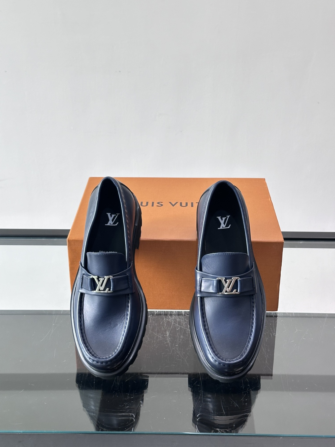 Lv驴家新款皮鞋出货，lv标识点缀鞋身，皮革饰带点缀LV金属徽标饰扣，搭配光滑小牛皮革饰边，搭配饰有 M