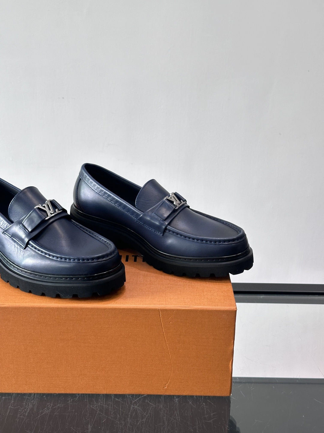 Lv驴家新款皮鞋出货，lv标识点缀鞋身，皮革饰带点缀LV金属徽标饰扣，搭配光滑小牛皮革饰边，搭配饰有 M