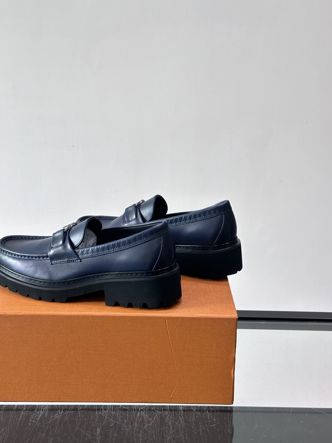 Lv驴家新款皮鞋出货，lv标识点缀鞋身，皮革饰带点缀LV金属徽标饰扣，搭配光滑小牛皮革饰边，搭配饰有 M