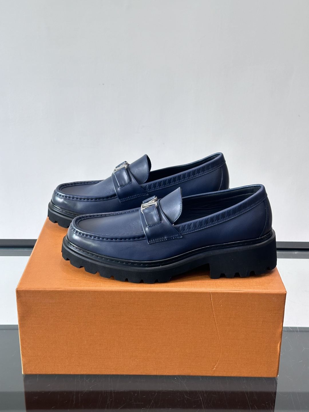 Lv驴家新款皮鞋出货，lv标识点缀鞋身，皮革饰带点缀LV金属徽标饰扣，搭配光滑小牛皮革饰边，搭配饰有 M