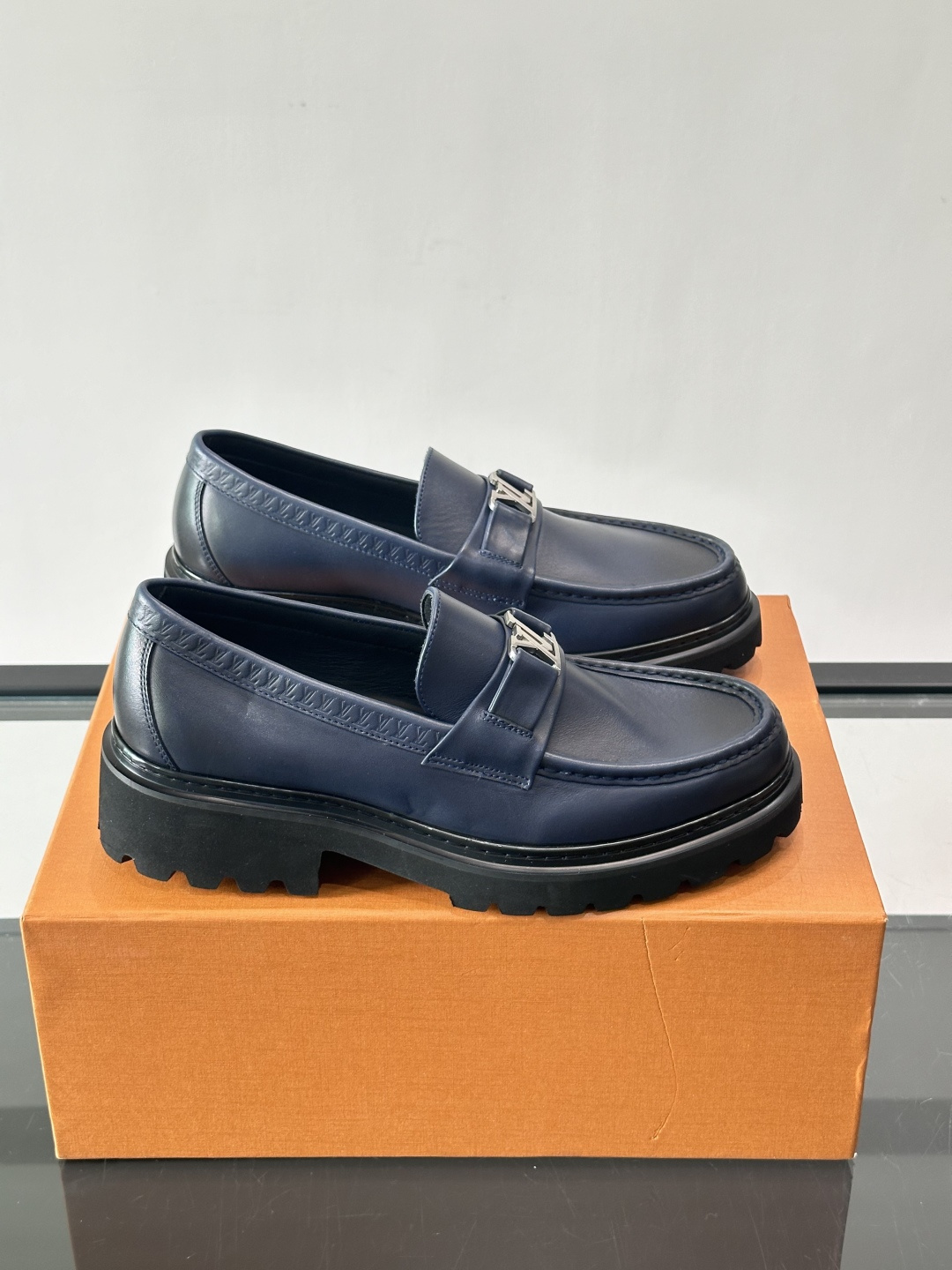 Lv驴家新款皮鞋出货，lv标识点缀鞋身，皮革饰带点缀LV金属徽标饰扣，搭配光滑小牛皮革饰边，搭配饰有 M