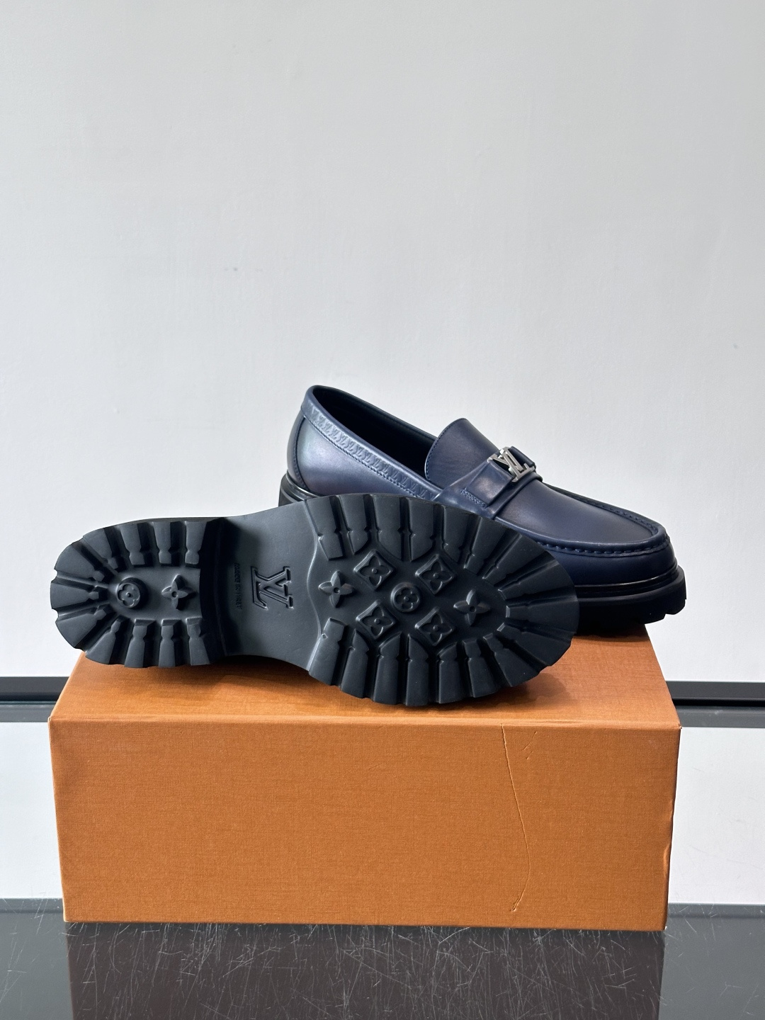 Lv驴家新款皮鞋出货，lv标识点缀鞋身，皮革饰带点缀LV金属徽标饰扣，搭配光滑小牛皮革饰边，搭配饰有 M