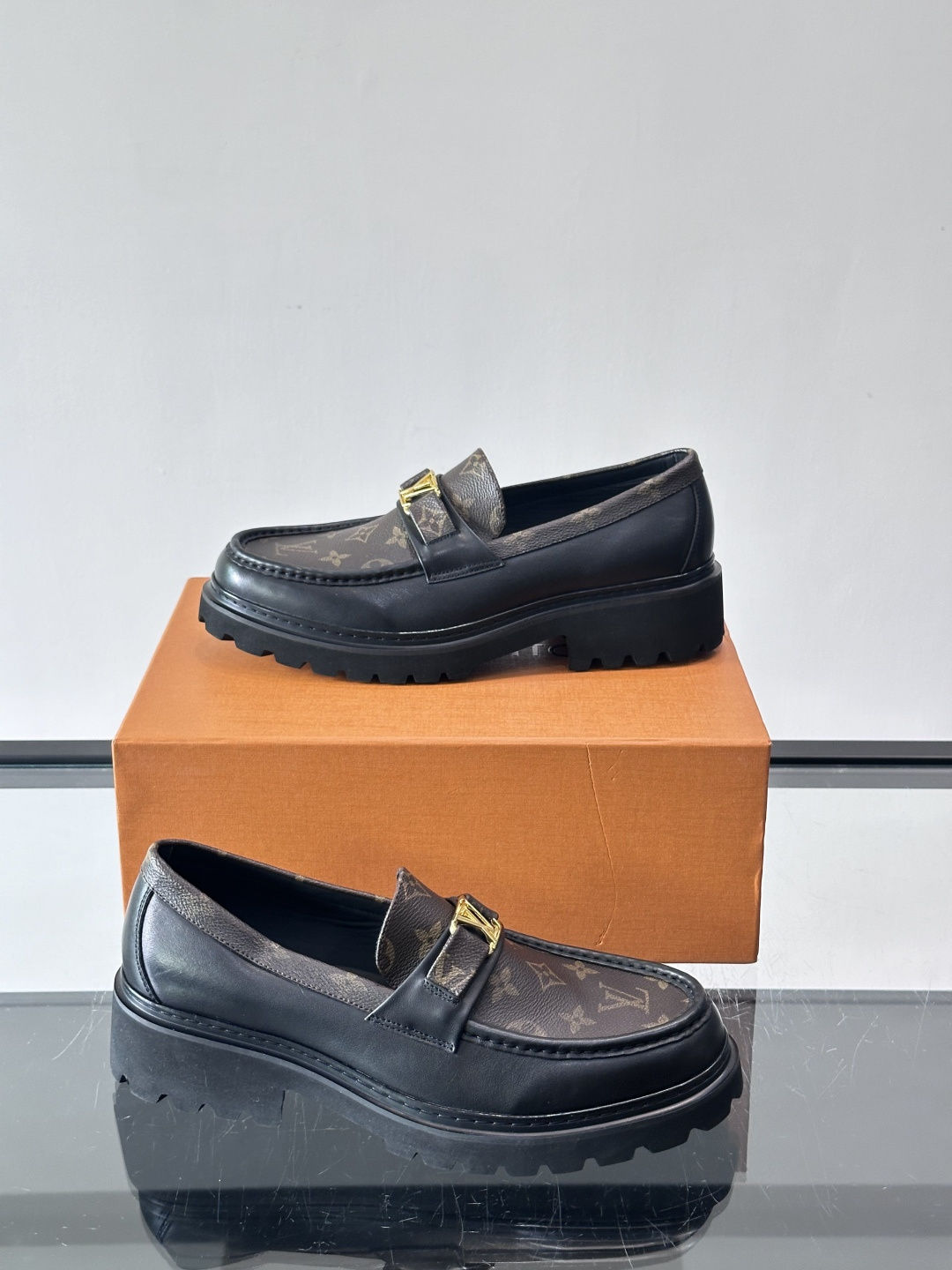 Lv驴家新款皮鞋出货，lv标识点缀鞋身，皮革饰带点缀LV金属徽标饰扣，搭配光滑小牛皮革饰边，搭配饰有 M