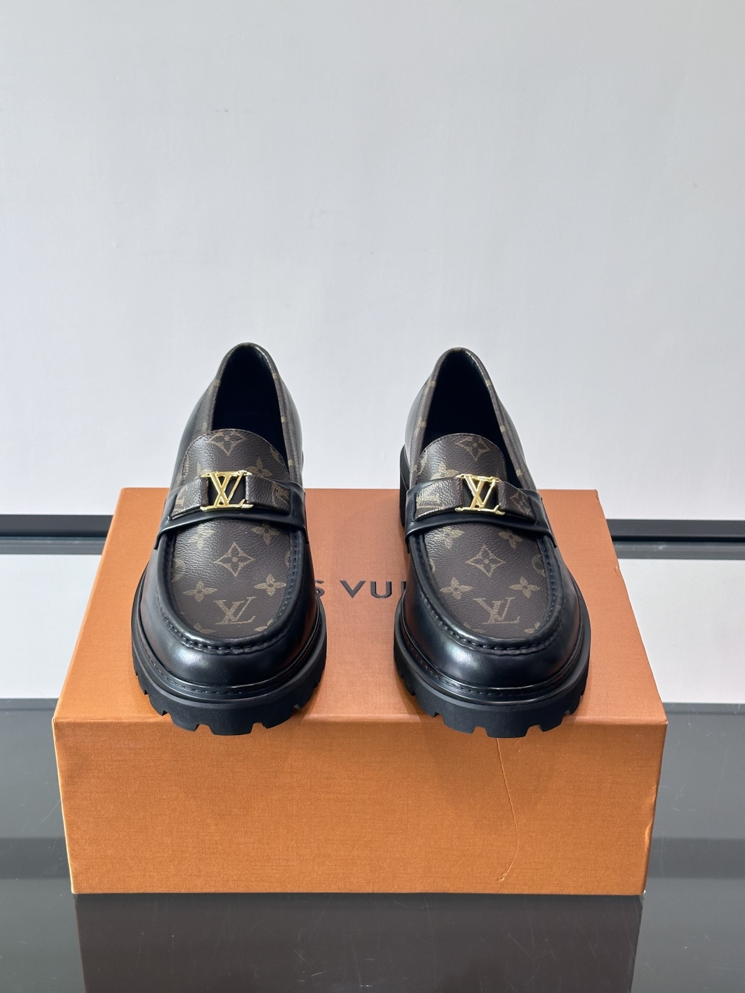 Lv驴家新款皮鞋出货，lv标识点缀鞋身，皮革饰带点缀LV金属徽标饰扣，搭配光滑小牛皮革饰边，搭配饰有 M