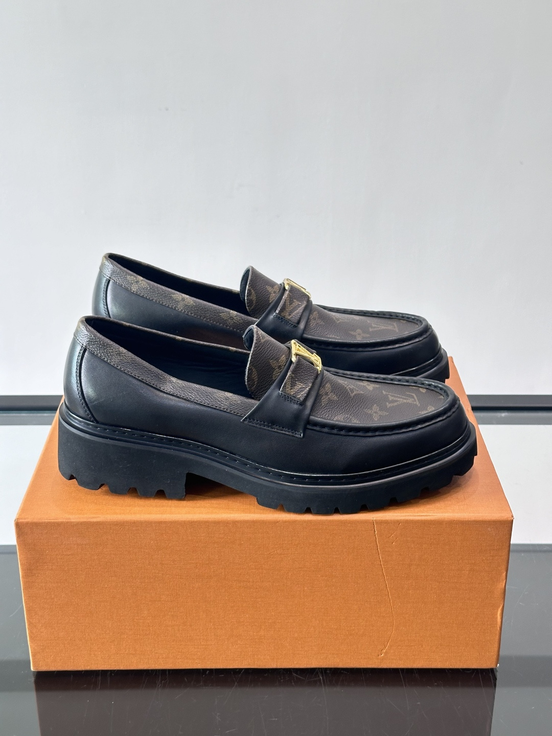 Lv驴家新款皮鞋出货，lv标识点缀鞋身，皮革饰带点缀LV金属徽标饰扣，搭配光滑小牛皮革饰边，搭配饰有 M